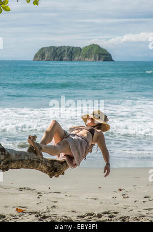 Una donna gode di una spiaggia incontaminata in Costa Rica Foto Stock