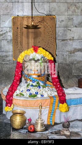 Il Suriya Shiva Lingam nel suo santuario. Foto Stock