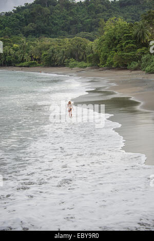 Una bella donna gode di una spiaggia incontaminata in Costa Rica. Foto Stock