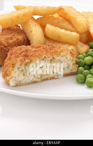 Fishcake fatta con pesce impanati e patate servita con patatine e piselli Foto Stock