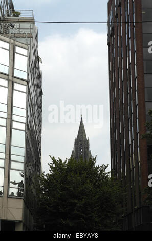 Ritratto, a Manchester Town Hall Clock Tower, Lincoln House e Centurion Casa sopra Brazenose Street, Deansgate, Manchester Foto Stock