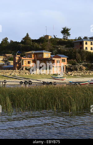 Gli edifici e le barche in Challapampa sulla riva del lago Titicaca su Isla del Sol in Bolivia Foto Stock