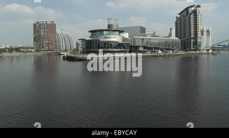 Cielo blu vista attraverso il Manchester Ship Canal a Imperial Point, il Lowry Centre, NV edifici, Salford Quays, Greater Manchester, Regno Unito Foto Stock