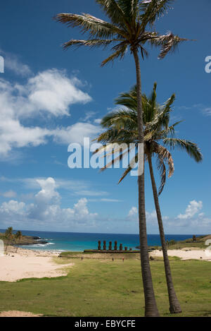 Isola di Pasqua aka Rapa Nui. Rapa Nui NP, Anakena & Ahu Nau Nau. Importante altare storico con sette moai statue situato sul Foto Stock