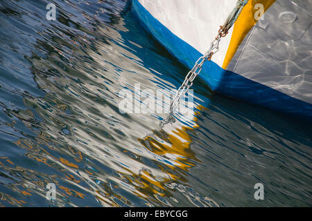 Fisherman's boat riflessione posto barca in mare Foto Stock