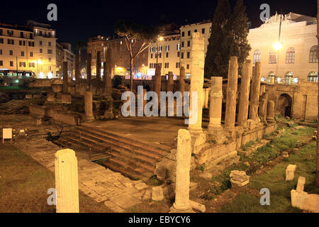Area Sacra Romana rovine antiche in Largo di Torre Argentina square di notte, Roma, Italia Foto Stock