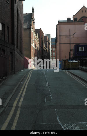 Pantina ritratto, verso la zona di Deansgate, rosso mattone edifici si ergono al di sopra stretto, tranquilla strada del legno, Spinningfields, Manchester Foto Stock