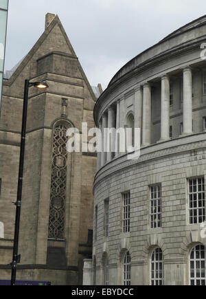 Ritratto bianco neo-classico toscano rotunda colonnato libreria centrale verso il Municipio, estensione di Mount Street, Manchester, Regno Unito Foto Stock