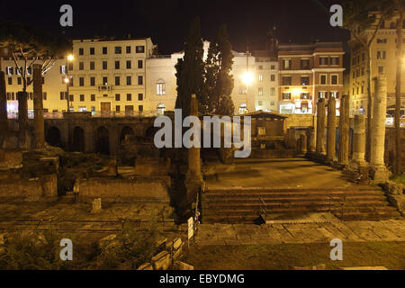 Area Sacra Romana rovine antiche in Largo di Torre Argentina square di notte, Roma, Italia Foto Stock