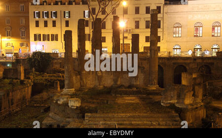 Area Sacra Romana rovine antiche in Largo di Torre Argentina square di notte, Roma, Italia Foto Stock