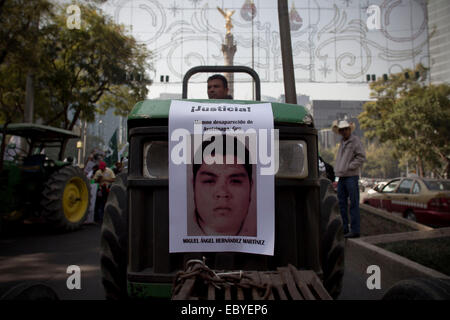 Città del Messico. 5 Dic 2014. I membri del Movimento 'El' Barzon guidare i trattori durante una manifestazione di protesta per la mancanza di 43 studenti della normale scuola rurale di Ayotzinapa, a Città del Messico, capitale del Messico il 5 dicembre, 2014. © Alejandro Ayala/Xinhua/Alamy Live News Foto Stock