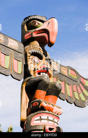 Kwakwaka'wakw onorando pole, 1999. intagliatori: sean whonnock e johnathan henderson. thunderbird Park Victoria, BC, Canada. Foto Stock