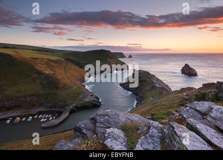 Boscastle porto al tramonto, Cornwall, Inghilterra. Estate (Agosto) 2014. Foto Stock