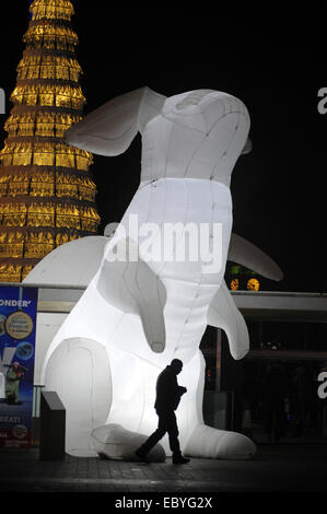 Londra, UK, 5 dicembre 2014, grande coniglio gonfiabile sculture vai sul display al Southbank il 4 dicembre 2014 a Londra, Inghilterra. Il misuratore di sette sculture alta intitolato "intrusione" dell'artista australiana Amanda Parer sono parte del Southbank il festival di inverno in funzione da novembre a 11l Gennaio Foto Stock