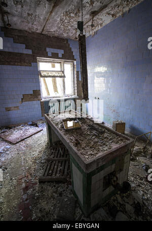 Sala autopsia nella morgue nel pripjat città abbandonate Chernobyl Zona di esclusione, Ucraina Foto Stock