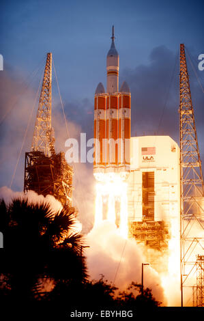 NASA il veicolo spaziale Orion è montata in cima ad un United Launch Alliance Delta IV Heavy rocket solleva a Space Launch Complex 37 Dicembre 5, 2014 a Cape Canaveral, in Florida. La Orion senza equipaggio navicella orbiterà terra due volte, raggiungendo una quota di circa 3.600 miglia sopra la terra prima dello sbarco nell'Oceano Pacifico. Foto Stock
