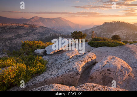 Vista verso la mezza cupola al tramonto, dal punto Olmsted, Yosemite National Park, California, Stati Uniti d'America. In autunno (ottobre) 2014. Foto Stock