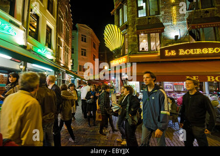 Bruxelles, Belgio - 26 Ottobre : Rue des Bouchers su ottobre 26, 2013, Bruxelles, è noto come Brussel' PANCIA, a causa dei numerosi Foto Stock