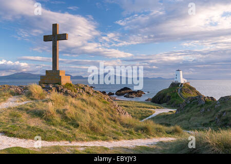 Croce e faro sull isola di Llanddwyn, Anglesey, Galles. In autunno (settembre) 2013. Foto Stock