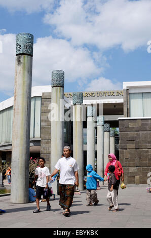 Blitar, Indonesia. Agosto 13, 2013 -- alcuni visitatori presso la tomba del primo presidente indonesiano Sukarno in Blitar, East Java. Foto Stock