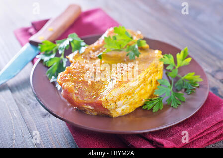 Carne cruda con la marinata Foto Stock