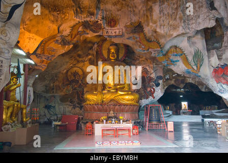 Statua di Buddha all'interno di Perak tempio nella grotta di Ipoh, Perak Foto Stock