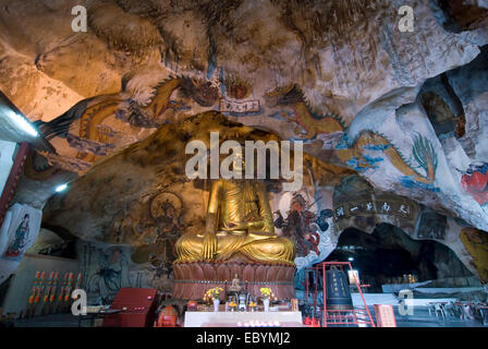 Il colore oro statua del Buddha dentro il Perak tempio nella grotta di Ipoh, Perak Foto Stock