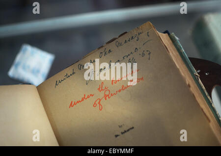 Blitar, Indonesia. Agosto 13, 2013 -- Sukarno firma nel suo libro "Sotto il vessillo della Rivoluzione' presso la tomba del primo mi Foto Stock