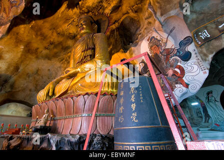 Statua di Buddha all'interno di Perak tempio nella grotta di Ipoh, Perak Foto Stock