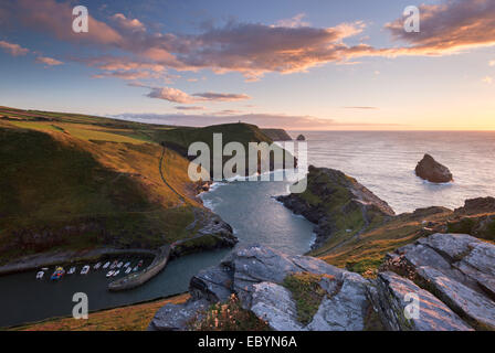 Boscastle porto al tramonto, Cornwall, Inghilterra. Estate (Agosto) 2014. Foto Stock