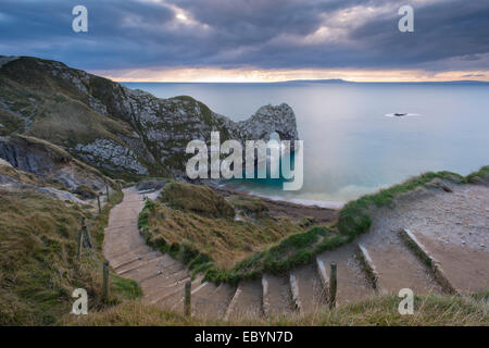 Avvolgimento coastpath gradini che conducono alla porta di Durdle su Jurassic Coast, Dorset, Inghilterra. In autunno (Novembre) 2014. Foto Stock