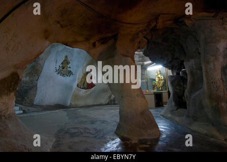 Dipinti murali all'interno di Perak tempio nella grotta di Ipoh, Perak Foto Stock