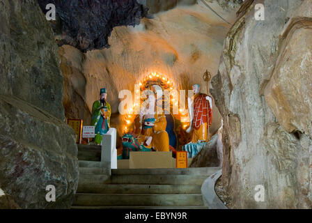 Buddha statua Ksitigarbha all'interno di Perak tempio nella grotta di Ipoh, Perak Foto Stock