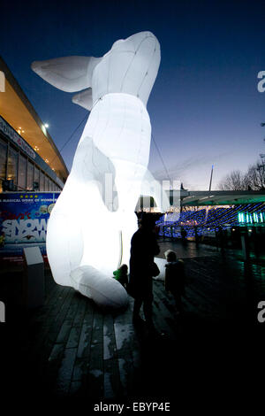 Londra, Regno Unito. Il 5 dicembre 2014. Gigantesco coniglio gonfiabile sculture dell'artista australiana Amanda Parer intitolata ' sconfinare' sono in mostra presso il centro di Southbank. I sette metri di altezza sculture gonfiabili formano parte del Southbank's Festival Invernale Credit: amer ghazzal/Alamy Live News Foto Stock