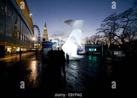 Londra, Regno Unito. Il 5 dicembre 2014. Gigantesco coniglio gonfiabile sculture dell'artista australiana Amanda Parer intitolata ' sconfinare' sono in mostra presso il centro di Southbank. I sette metri di altezza sculture gonfiabili formano parte del Southbank's Festival Invernale Credit: amer ghazzal/Alamy Live News Foto Stock