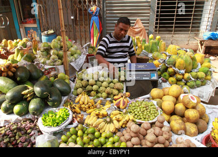Dacca 05 dicembre 2014. Fornitore di frutta a Chwak Bazar nella vecchia Dhaka, la città capitale del Bangladesh. Foto Stock