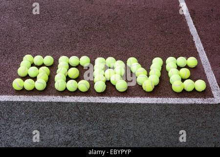 Servizio di Tennis fatta formare le palline da tennis su hard court Foto Stock