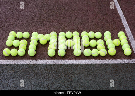 Tennis Smash realizzato da palle da tennis su hard court Foto Stock