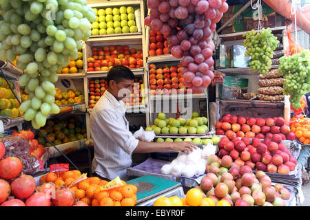 Dacca 05 dicembre 2014. Fornitore di frutta a Chwak Bazar nella vecchia Dhaka, la città capitale del Bangladesh. Foto Stock
