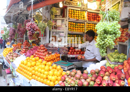 Dacca 05 dicembre 2014. Fornitore di frutta a Chwak Bazar nella vecchia Dhaka, la città capitale del Bangladesh. Foto Stock