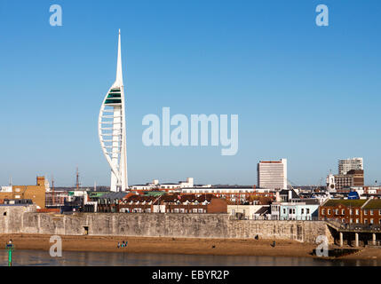 Scena nuova moderna Spinnaker Tower con vecchie mura difensive nel quartiere storico di Portsmouth, nella contea di Hampshire, Regno Unito Foto Stock