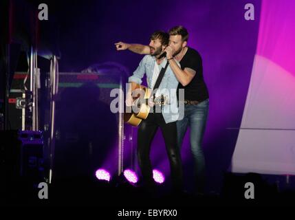 Las Vegas, NV, Stati Uniti d'America. 5 Dic 2014. Dave Haywood, Charles Kelley, Lady Antebellum sul palco per Lady Antebellum in concerto, Downtown Las Vegas Eventi Centro (DLVEC), Las Vegas, NV Dicembre 5, 2014. Credito: James Atoa/Everett raccolta/Alamy Live News Foto Stock