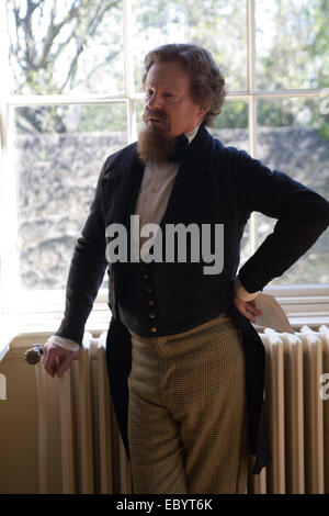 Derek Jacobi, che interpreta la parte di Charles Dickens e il barbone in "l'enigma" Foto Stock