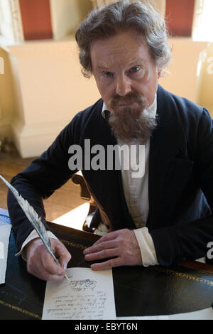 Derek Jacobi, che interpreta la parte di Charles Dickens e il barbone in "l'enigma" Foto Stock