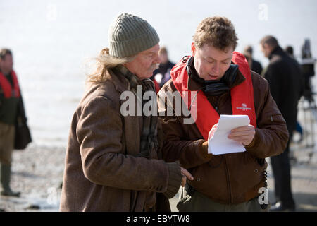 Derek Jacobi, che interpreta la parte di Charles Dickens e un barbone, con lo scrittore e regista Brendan Foley (destra) Foto Stock