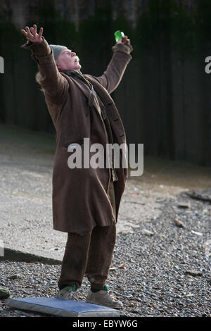 Derek Jacobi, che interpreta la parte di Charles Dickens e il barbone in "l'enigma" Foto Stock