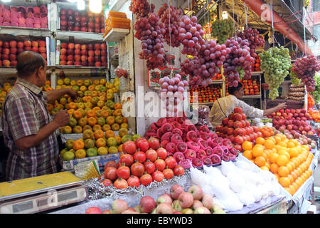 Dacca 05 dicembre 2014. Fornitore di frutta a Chwak Bazar nella vecchia Dhaka, la città capitale del Bangladesh. Foto Stock