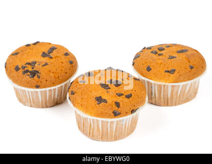 Tre i muffin con scaglie di cioccolato isolato su bianco Foto Stock