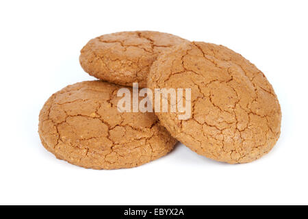 Tre biscotti di mandorle isolati su sfondo bianco Foto Stock