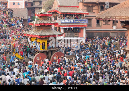 La gara delle bighe in Bhaktapur, Nepal come parte dell'Bisket Jatra festa di capodanno Foto Stock